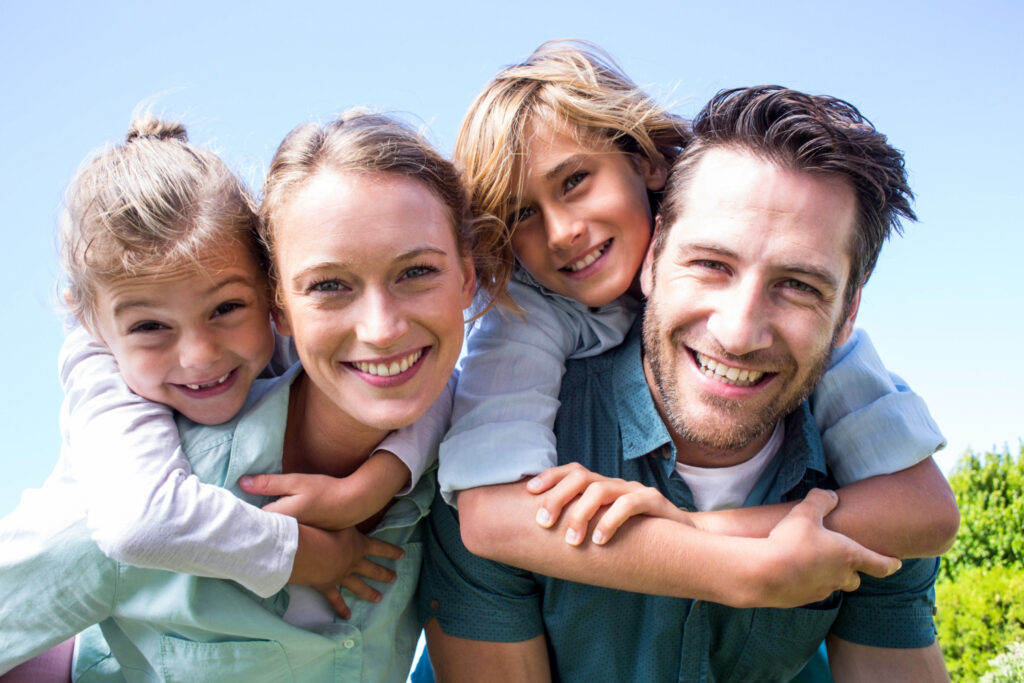 Eigentümer besprechen mit Immobilienmakler in Eislingen den Hausverkauf, um den besten Preis im Landkreis Göppingen zu erzielen