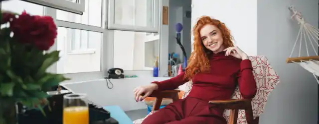 Immobilienmakler Süßen – junge Frau in gemütlicher Wohnung, symbolisch für Wohnqualität und passendes Zuhause im Filstal